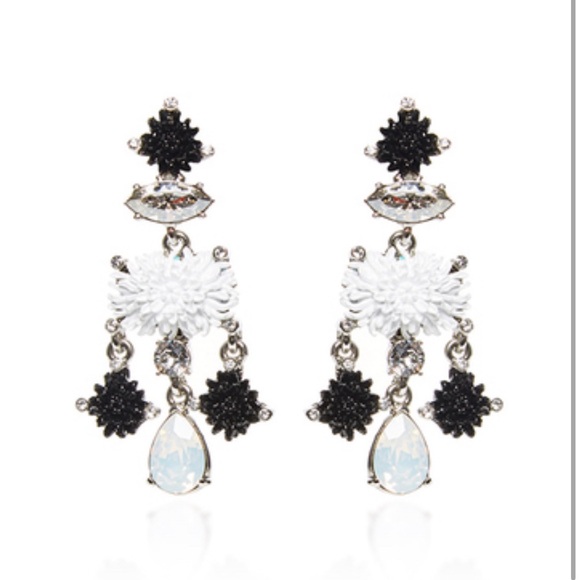 Oscar de la Renta
Black Dahlia Earrings - Picture 1 of 7